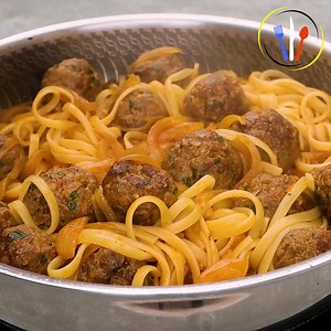 Boulettes de viande avec des pâtes ! Ma famille le commande 3 fois par semaine | De Bonnes Recettes Ici