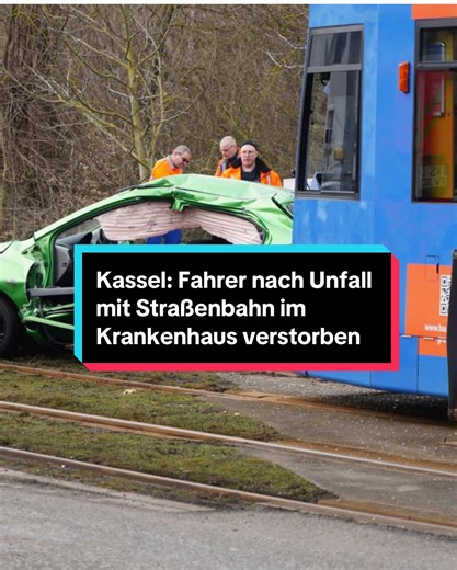 Kassel: Fahrer nach Unfall mit Straßenbahn im Krankenhaus verstorben Kassel – Nach dem schweren Verkehrsunfall mit einer Straßenbahn am Montagmittag in Kassel-Niederzwehren ist der 85-jährige Autofahrer im Krankenhaus verstorben. Wie die Polizei mitteilte, erlag der Mann am Donnerstag seinen schweren Verletzungen. Der Unfall hatte sich gegen 11:45 Uhr auf der Altenbaunaer Straße ereignet. Nach bisherigen Ermittlungen wollte der 85-Jährige mit seinem PKW nach links in die Straße „Am Goldbach“ abb