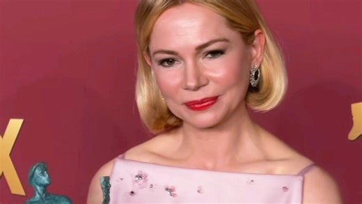 #米歇尔·威廉姆斯凭借作品《Dying for Sex-为爱献身》一举拿下限定剧最佳女演员奖手捧奖杯亮相留影状态十分亮眼