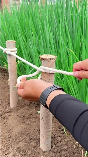 Fence stake knot tying method