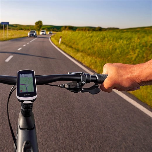 Vous serez prêt à partir à l'aventure avec le nouveau compteur GPS de vélo Edge Explore 2 et ses fonctions de sécurité comme le livetrack et trafic intense. Ces fonctions permettent à vos contacts de suivre votre position en temps réel, et d’éviter les zones de trafic intense pour éviter les routes encombrées. | Garmin