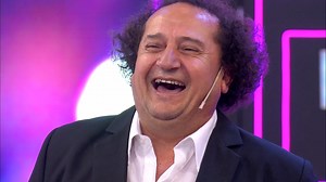 El doble del personaje de "Larry Fine" de "Los tres chiflados" se anotó en la puerta de los parecidos de #BienvenidosABordo. #lovieneltrece | eltrece