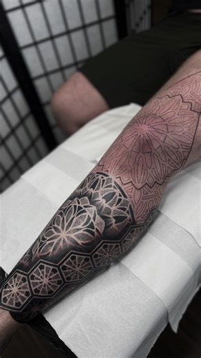 We mapped the knee and finished the back of the calf area! The mapping of the tattoo allows us to keep continue the leg sleeve and not worry about stencilling next time! Alot of the time with sleeves we run out of time but rather than finish early, we can set ourselves up for next time! 🙏🏼🤍 Studio: @aeternustattoocompany Supplies used: @butterluxeuk @criticaltattoosupply @spirittattooproduct @ghostcartridges @starrtattoosupplies @extremenumb Drawn with: @geometricatattooapp #dotwork #mandalat