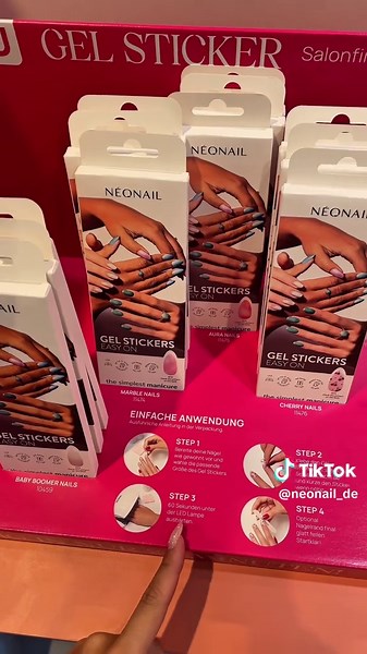 Entdecke die neuen Easy On Gel Sticker bei dm!