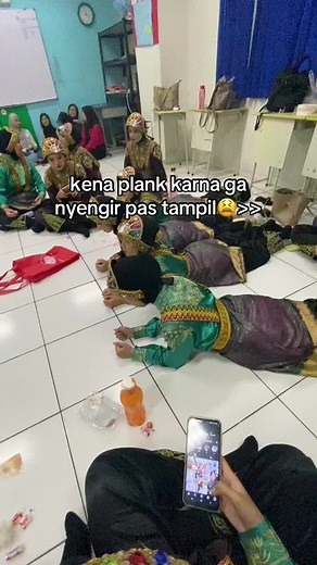 jangan lupa nyengir guys😞 @Fadhil Agam Meutuah @d #RatohJaroe #SamanGirls #LombaSaman #TariRatohJaroeAceh #Dosq25 #Tari #Plank