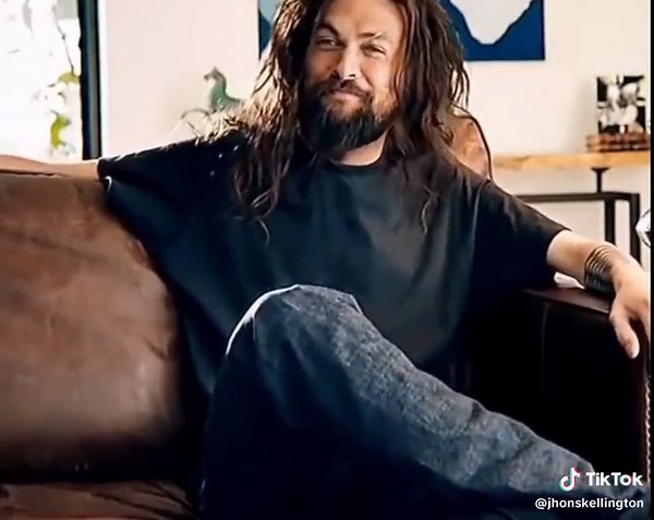 Algo no cuadra con Aquaman! #aquaman2 #momoa #actorlife #real #viral #muscle #fuerza #humor #effect #aqua #video #calvos #musculos #tattoo