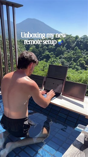 Wherever you are you get to take your setup with you and work on the go 🌏✈️ #tech #workfromanywhere #unboxing #remoteworker #monitor