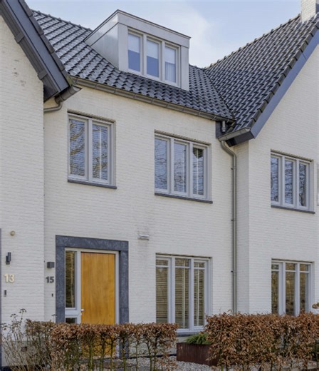 Nu te koop | Swertpoellaan 15, Helmond Instapklare gezinswoning in Stiphout ✨ Deze moderne tussenwoning heeft een uitgebouwde woonkamer, open keuken en maar liefst 5 slaapkamers! Met een zonnige tuin op het zuidoosten, 8 zonnepanelen en energielabel A woon je hier comfortabel én duurzaam. 539.000 k.k. Swertpoellaan 15, Helmond #Helmond #modern #gezinswoning #Stiphout #duurzaam