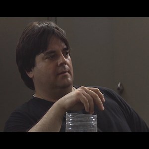 Ante el abandono de sus dueños, los trabajadores de la fábrica Arlumar se organizan en una cooperativa, porque como dice el afiche de la película: "Industria Argentina", la fábrica es para los que trabajan. Con Carlos Portaluppi y Eduardo Cutuli. | CINE.AR