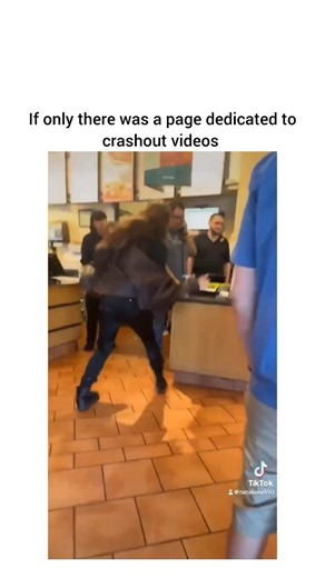 Crashout Vids on Instagram: "无敌破坏王 (2012) – 详细摘要 导演:里奇·摩尔 工作室:华特迪士尼动画工作室 配音:约翰·C·赖利、莎拉·西尔弗曼、杰克·麦克布雷尔、简·林奇 前提 故事发生在一个游戏厅内,游戏厅关闭后,视频游戏角色将过上充实的生活。主角 Wreck-It Ralph 是经典 8 位街机游戏 Fix-It Felix Jr。的反派。在他的游戏中,Ralph 的工作是摧毁一座建筑物,而英雄 Fix-It Felix 则修复损坏并赢得奖牌。每天,拉尔夫都会被扔下大楼,并被游戏中的居民忽视。 在成为“坏人”30年后,拉尔夫感到孤独和不被赏识。他参加了一个名为 “Bad-Anon” 的支持小组,其他游戏中的反派如 Bowser 和 Dr。Eggman）鼓励他接受自己的角色 拉尔夫帮助瓦内洛普从头开始打造一辆赛车。通过训练和联系,他们建立了牢固的友谊。瓦内洛普梦想着参加比赛,而拉尔夫开始意识到成为某人的朋友可能比获得奖牌更有意义。"