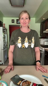 12K views · 642 reactions | Make this cute Bee Happy home decor in less than 20 minutes! This will look adorable as a door hanger or displayed at the top of your tier tray. #gnomeandbackyard #beekind #crafts #dollartree #diy #diyprojects #diycrafts | Gnome & Backyard | Facebook