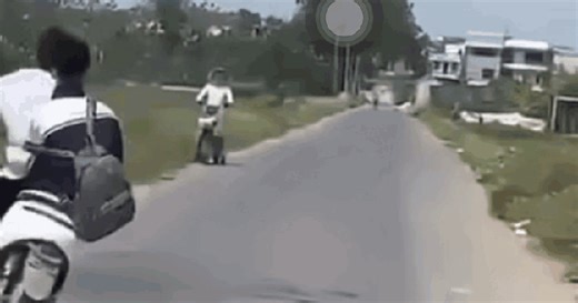 Hai nam sinh lái xe lạng lách, tông vào một phụ nữ dừng xe ven đường để tránh