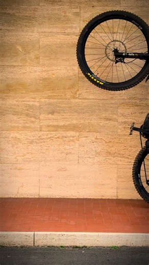 The Unno Mith Pro is a 160mm travel enduro e-bike. It’s powered by the Avinox e-bike system which delivers 1000watts peak power and 105Nm of torque. It gets a full carbon frame where the slender down tube hides the 800Wh fast charging battery. With the stock build, this bike weighs in at an impressive 21kg, without pedals. The Mith has been designed around a 170mm travel fork, and MX wheels, where the Pro build gets a Fox Factory 38. So let’s take a closer look at the vital stats of the size S2 