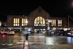NRW: Pärchen hat Sex auf dem Bahnhofs-Klo – plötzlich kommt es zu einer wüsten Prügelei