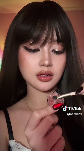 Glitter Lip Tutorial for Concert Looks