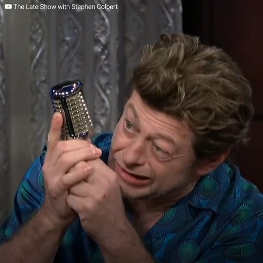 206K views · 1.7K reactions | Andy Serkis hat sich der Physik gestellt, um Gollum zu spielen. Denn niemand sonst konnte Tolkiens Charakter zum Leben erwecken. Serkis kann seine Stimme und sein Gesicht nach Belieben verändern. Aber wie kann er das tun? Tausende Menschen haben sich diese Frage gestellt, und weil er seinen Fans eine Freude machen wollte, verriet der Schauspieler sein Geheimnis live in der Sendung. | Ikonen | Facebook