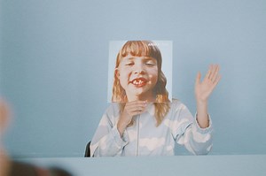 Angèle : pour "Flou", un nouveau clip en toute intimité