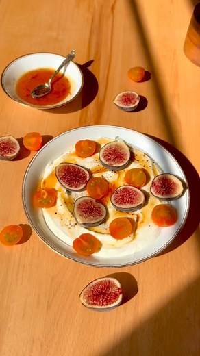 The easiest Thanksgiving appetizer you’ll make this year. And it’s so elegant. Whipped ricotta with saffron honey. It’s the perfect appetizer for the holiday season- for Thanksgiving, Christmas, or a friends gathering. It will leave everyone asking you for the recipe✨ The saffron honey can be made ahead and stored for later use, and is used in many of our other recipes. Ingredients: 1 pinch Lemonfair Saffron, ground with mortar & pestle 1/4 cup honey 2 cups whole milk ricotta 1 tablespoon olive 