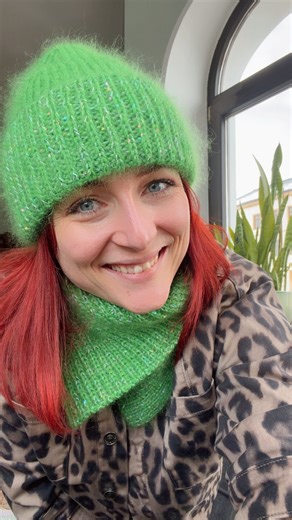 Laura on Instagram: "Yes 🙌 Knitting is slow fashion — but why not start with a quick and easy pattern? Enjoy the process and create something beautiful by hand 🧶 🧵 For example, you can turn a simple rectangle into a sophisticated scarf. It’s absolutely beginner-friendly and quick to knit or crochet 💚💚💚 Choose a bold color 💚 add a little sparkle ✨ and it becomes your own unique piece 🫶🏻 And with the matching hat, your outfit is complete ✅ #knitting #knittersofinstagram #knittingaddict #e