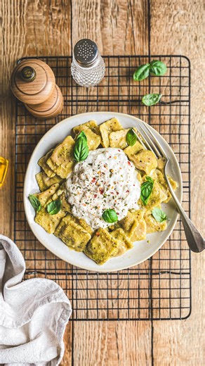 { Ravioli au pesto & burrata fondante } 🍃 Le repas express qui sent bon l’Italie 🇮🇹✨ Ultra simple, rapide à préparer et tellement gourmand… parfait pour les soirs de flemme où on veut quand même se faire plaisir 😍 🥣 Des ravioli tomate-ricotta enrobés d’un pesto verde crémeux, le tout surmonté d’une burrata ultra fondante… une vraie explosion de saveurs italiennes ! ⸻ 👉 Ingrédients (pour 2-3 personnes) • 500 g de ravioli tomate & ricotta • 150 g de pesto verde maison ou du commerce • 1 burr