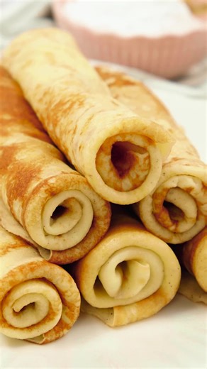 Pfannkuchen ohne Mehl 📌 Rezept zum Speichern Diese Pfannkuchen sind ohne Mehl, aber dafür mit leckerem Quark. 😋 Der gibt dem Teig die perfekte Konsistenz und macht die Pfannkuchen auch noch schön fluffig. 🤩 💛 ZUTATEN (Für 8 Stücke) 4 Eier (Gr. M) 120 ml Milch 60 g Quark (20% Fett) 2 Pck. Vanillepuddingpulver 20 g Zucker 1 Prise Salz Etwas Sonnenblumenöl ZUBEREITUNG 1. Schritt Zutaten in einer mittelgroßen Schüssel mit einem Schneebesen verrühren. Eine beschichtete Bratpfanne leicht fetten un