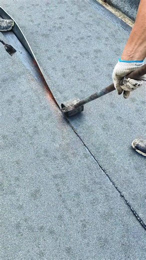 Technology Hype on Instagram: "installation of a waterproofing membrane on a flat surface, commonly used on roofs and terraces. A worker is sealing the overlapping joint of the membrane using a heated tool, ensuring the layers bond tightly together. The heat softens the bitumen-based sheet, allowing it to fuse properly and create a strong, leak-proof seal along the seam. This process is critical to prevent water seepage and protect the structure from moisture damage. #technology #innovation #ide