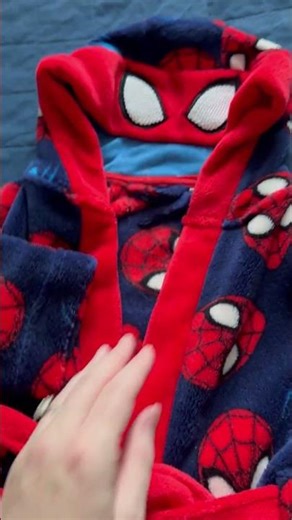 This Spider-Man robe has great features!