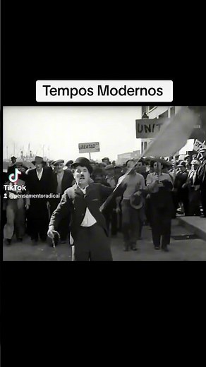 Trecho do filme Tempos Modernos. Um filme que retrata o capitalismo industrial.