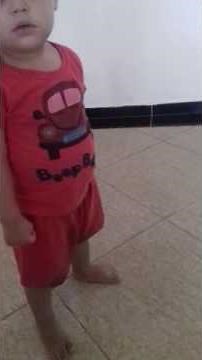 Bebê brigando com a mãe após fazer xixi na roupa