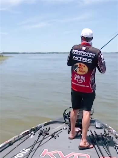 Bass fishing tournament- 5 minutes fishing