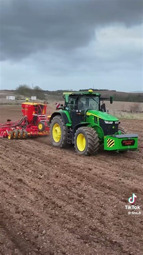 John Deere 7R350 sowing peas 🦌💚💛 #farming #tractor #agriculture #johndeere #farm #farmer #traktor