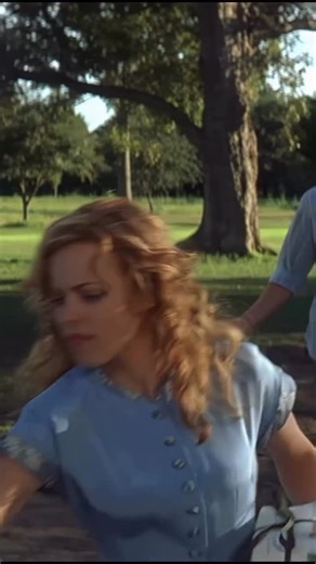 kinoclub.krd on Instagram: "«Дневник памяти» (оригинальное название — «The Notebook») — это романтическая драма, основанная на одноименном романе Николаса Спаркса. Фильм вышел в 2004 году и был режиссирован Ником Кассаветисом. Сюжет фильма разворачивается вокруг любви между Ноем Калхуном и Эдой Эльли, которые встретились в молодости в 1940-х годах. Их любовь сталкивается с препятствиями, в том числе с социальными различиями и вмешательством семьи. В фильме также показаны события из настоящего вр