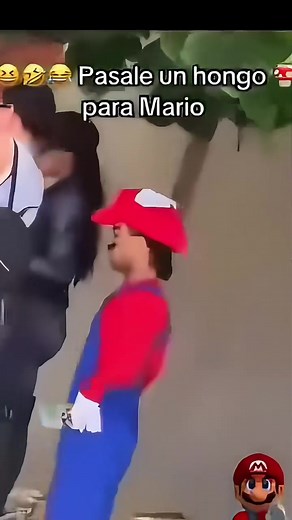 (They pass a fungus to Mario)🍄😆 #funnyvideo #videoviral #disfraz #mario #fypシ゚ #paratiiiiiiiiiiiiiiiiiiiiiiiiiiiiiii
