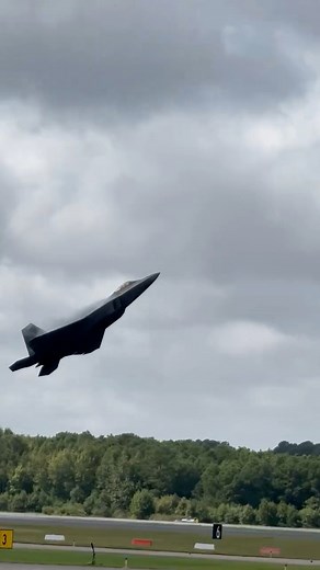 34K views · 1.9K reactions | An Amazing Take Off : F-22 Raptor |  by @aircraft_static_and_moving | #f22 #raptor #f22demoteam #fblifestyle | World Of Fighter Jets | Facebook