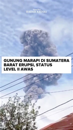 Jawa Pos Radar Kediri on Instagram: "Gunung Marapi di Sumatera Barat kembali mengalami erupsi pada Selasa, 2/12 pagi, sekitar pukul 10.34 WIB, dan terekam di seismogram dengan amplitudo maksimum 30,3 mm serta durasi kurang lebih 51 detik. Aktivitas vulkanik ini terpantau jelas dari pos pengamatan, yang mencatat getaran kuat serta suara dentuman yang terdengar hingga ke permukiman warga. Gunung Marapi di Sumatera Barat kembali erupsi dan kini berada pada status Waspada (Level II). . . Editor Vide