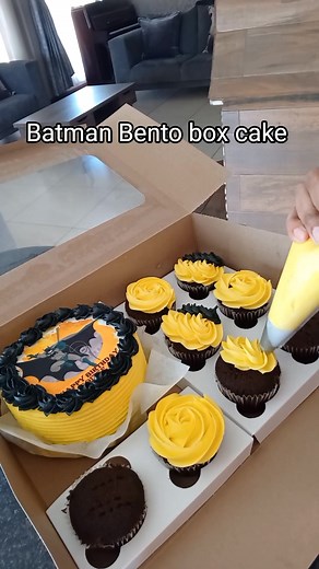 Batman Bento box cake.. #fyp #foryoupage #simplycakeindulgence360 #bentoboxcake #baker #buttercreamcake #cakedecorator #cakedecorating #cakeideas #cakeideas