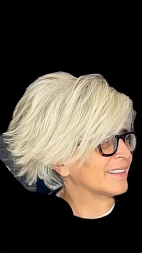 Murat Kayabasi on Instagram: "Bu saça nasıl bir emoji koyardınız ?? Platin inci sırları ve MK nın katları .. #beyazsaçlarason #beyazsaçlaradoğalçözüm #beyazsaç ☎️02123527056 ☎️ #senistemkyapsın @hair.videos @hair.video @hairvideodiary @hairvd @glamvidz #hair @tamertunacolorist"