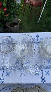 Buenas tardes… Estos platos de cristal ( 22 cm) franceses y vintages son un comodín para mezclar vajillas. Su estado es bueno, a pesar de sus años, y su sonido inconfundible. Vendemos los 12. Hacemos envíos world wide. Good afternoon… These French vintage crystal plates (22 cm) are a great addition to any dinnerware collection. Despite their age, they’re in good condition, and their sound is unmistakable. We’re selling all 12. We ship worldwide. #anticuario #brocante #vintagedecor #vajillasantig
