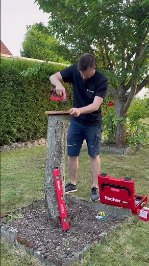 Build your own standing table on an old tree stump: round tabletop with DIY herringbone pattern