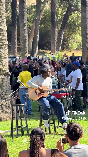Daniel Caesar pop up show #LA | Daniel Caesar Pop-up Concert In LA