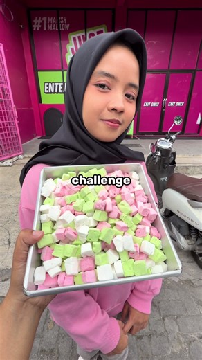 Tantangan Makan Mini Marshmallow Cubes