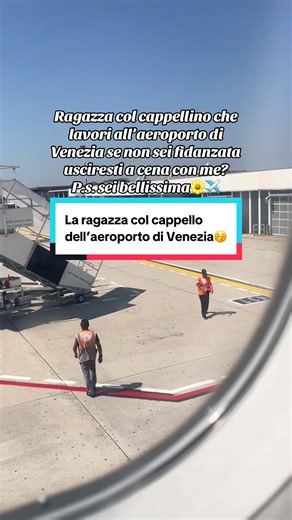Ragazza col cappellino aeroporto di Venezia: usciresti a cena con me?