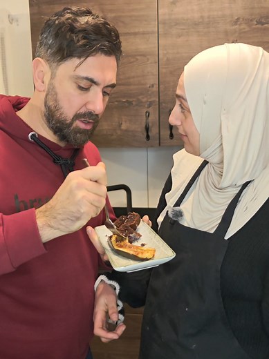 Leckere Schoko-Muffins und karamellisierte Banane