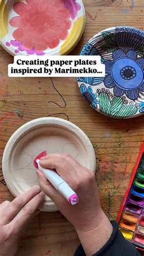 I love this flowery play project from the awesome book MINI DESIGNERS created by @weareminiartists and published by @thamesandhudsonchildrens I reckon these plates would look so cool made on mass on a classroom wall! Book available from MINIMADTHINGS.COM | Mini Mad Things