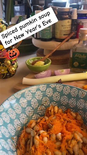 Πάμε να σου δώσω όλα τα συστατικά για να κάνεις την πιο ωραία κολοκυθοσουπα για παραμονή Πρωτοχρονιάς! Αναλόγως με τα άτομα που έχεις μπορείς να χρησιμοποιήσεις μία ολόκληρη η μιάμιση κολοκύθα Χοκκάιντο είναι αυτή που χρησιμοποιούμε στο Χαλοουίν! Θα χρησιμοποιήσω ένα μεγάλο πράσο μισό κρεμμύδι θα χρησιμοποιήσω φρέσκο Τζίντζερ 2 κουταλάκια της σούπας το λιγότερο θα χρησιμοποιήσω φρέσκο κουρκουμά ένα μεγάλο κουταλάκι της σούπας μία σκελίδα σκόρδο μία κουταλιά του γλυκού κανέλα μισή κουταλιά του γλ