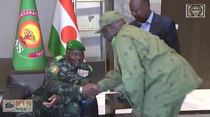 #RTN-#INFO : Au terme de sa tournée de proximité en profondeur dans l'ensemble des régions du pays, le Président de la République, Chef de l'Etat, le Général d'Armée, Abdourahamane Tiani, a donc regagné Niamey, le jeudi 21 novembre 2025, en début de soirée. Dans la capitale, comme aux étapes précédentes, c'est un accueil chaleureux et enthousiaste qui lui a été réservé. Retour sur quelques points forts liés à ce périple. Commentaire Abdoulaye Coulibaly. Mise en ligne : Soumaila SEYNI Coordinatio