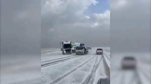 Arabia Saudita: neve e grandine da record, il deserto di Taif diventa di ghiaccio