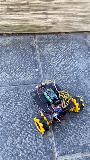 Smart ultrasonic obstacle avoidance robot#electronics #arduino #technology #robot