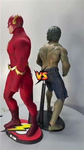 VERSUS!!Te Incredible Hulk vs Flash. 70’s 90’s series.#louferrigno #theflash #hottoys #onesixthscale