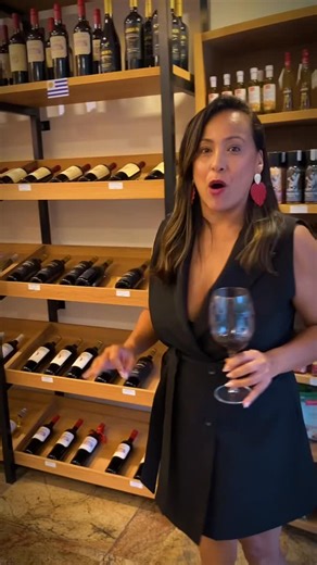 Bodega Mistério | Vinhos do Uruguai e do mundo. on Instagram: "Escolher o vinho do Natal é também escolher a experiência da mesa. Nossa sommelière Anna, embaixadora da Garzón, compartilha as opções para celebrar com equilíbrio, frescor e identidade — vinhos que acompanham do primeiro brinde à sobremesa. 👉 Assista, anote e venha encontrar esses rótulos aqui na Bodega Mistério."